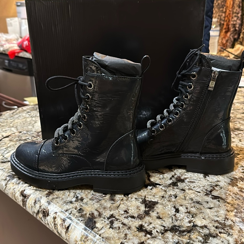 DKNY MALAYA LACE UP BOOT SIZE 5.5 BLACK